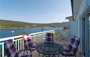 Nice Apartment In Drvenik Veliki