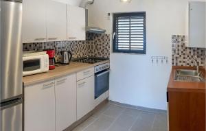 Three-Bedroom Holiday Home With Sea View In Okrug Donji