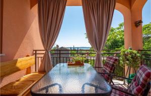 3 Bedroom Awesome Apartment In Fazana 