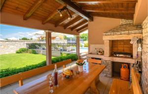 Beautiful Apartment In Hr-52215 Vodnjan