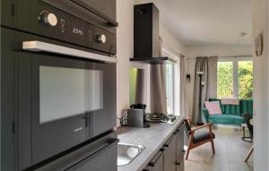 Nice Home In Heinkenszand With Wifi