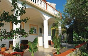 Awesome Apartment In Vlasici With Wifi