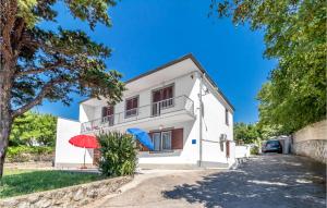 3 Bedroom Nice Apartment In Klenovica