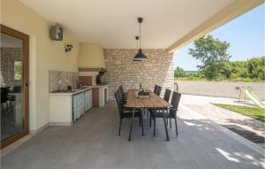 Stunning Home In Bale With Wifi