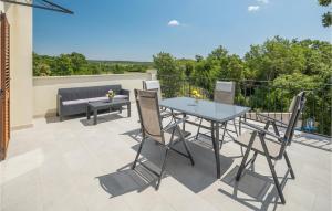 Stunning Home In Bale With Wifi