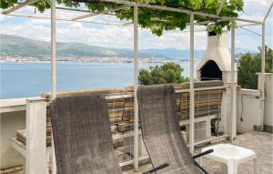 Three-Bedroom Holiday Home With Sea View In Okrug Donji