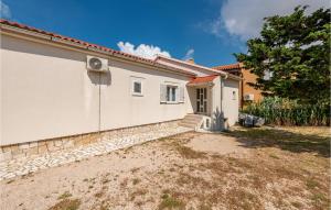 1 Bedroom Awesome Apartment In Kustici