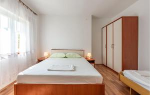 1 Bedroom Awesome Apartment In Kustici 