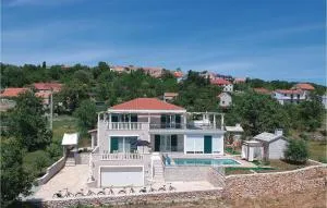 Nice Home In Zrnovnica-Split With Sauna - Kamensko