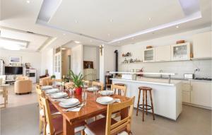 Nice Home In Zrnovnica-Split With Sauna