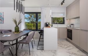 3 Bedroom Cozy Apartment In Malinska 