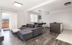 Awesome Apartment In Kampor With Wifi 