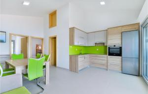 2 Bedroom Beautiful Apartment In Pag