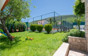 Awesome Home In Runovic With Wifi