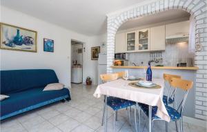 1 Bedroom Amazing Apartment In Kampor