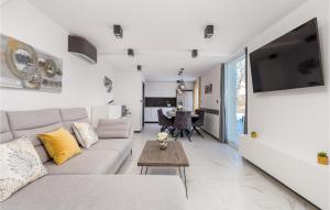 4 Bedroom Stunning Home In Poljane 