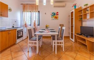 Cozy Apartment In Liznjan With Wifi