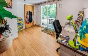 Maisons de vacances Gorgeous Home In Francheville With Wifi : photos des chambres