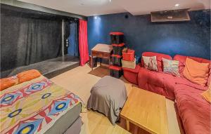 Maisons de vacances Gorgeous Home In Francheville With Wifi : photos des chambres
