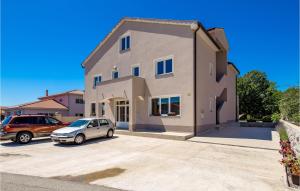 2 Bedroom Lovely Apartment In Viskovo