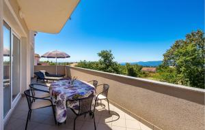 2 Bedroom Lovely Apartment In Viskovo 