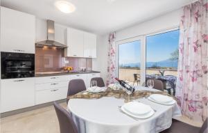 2 Bedroom Lovely Apartment In Viskovo