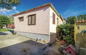 1 Bedroom Amazing Apartment In Karlobag