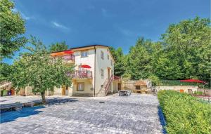 Lovely Apartment In Grizane