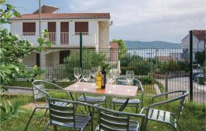 Amazing Apartment In Okrug Gornji 