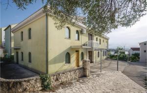 Amazing Apartment In Okrug Gornji