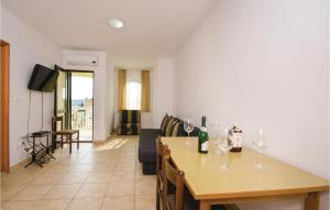 Amazing Apartment In Okrug Gornji