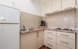 1 Bedroom Pet Friendly Apartment In Dinjiska 