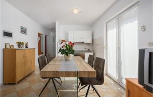 Gorgeous Apartment In Porec With Kitchen 