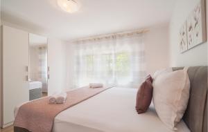 Three-Bedroom Apartment In Dugi Rat