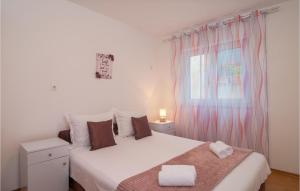 Three-Bedroom Apartment In Dugi Rat