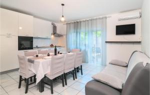 Three-Bedroom Apartment In Dugi Rat