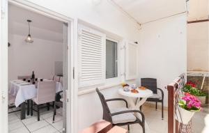 Three-Bedroom Apartment In Dugi Rat