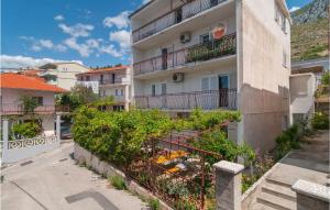 Three-Bedroom Apartment In Dugi Rat