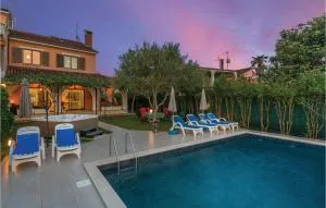 Gorgeous Home In Umag With Jacuzzi - Seget