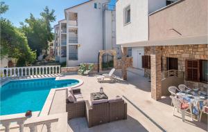 Stunning Home In Grohote With Wifi