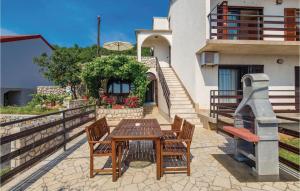 3 Bedroom Lovely Apartment In Senj