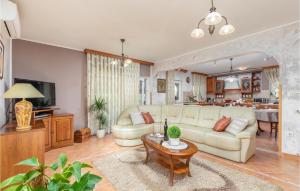 3 Bedroom Gorgeous Apartment In Pula 