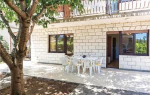 3 Bedroom Gorgeous Apartment In Trogir 