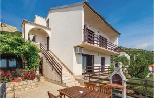 3 Bedroom Lovely Apartment In Senj 