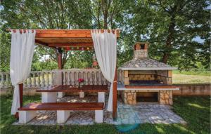 Three-Bedroom Holiday Home In Nedescina
