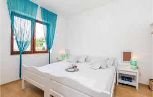 3 Bedroom Lovely Apartment In Senj 