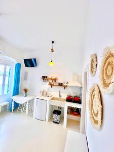 Aphrodite Suite next to the Windmills of Mykonos