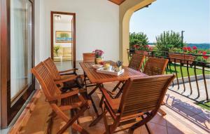 3 Bedroom Cozy Apartment In Nedescina
