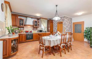 3 Bedroom Gorgeous Apartment In Pula 