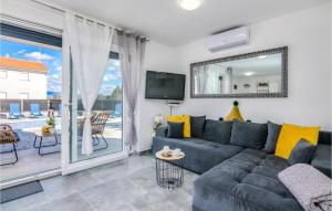 2 Bedroom Awesome Apartment In Cizici 